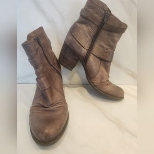 Naya, Virtue womens leather buckle strap moto boots ,size 9, beautiful!2.5" heel